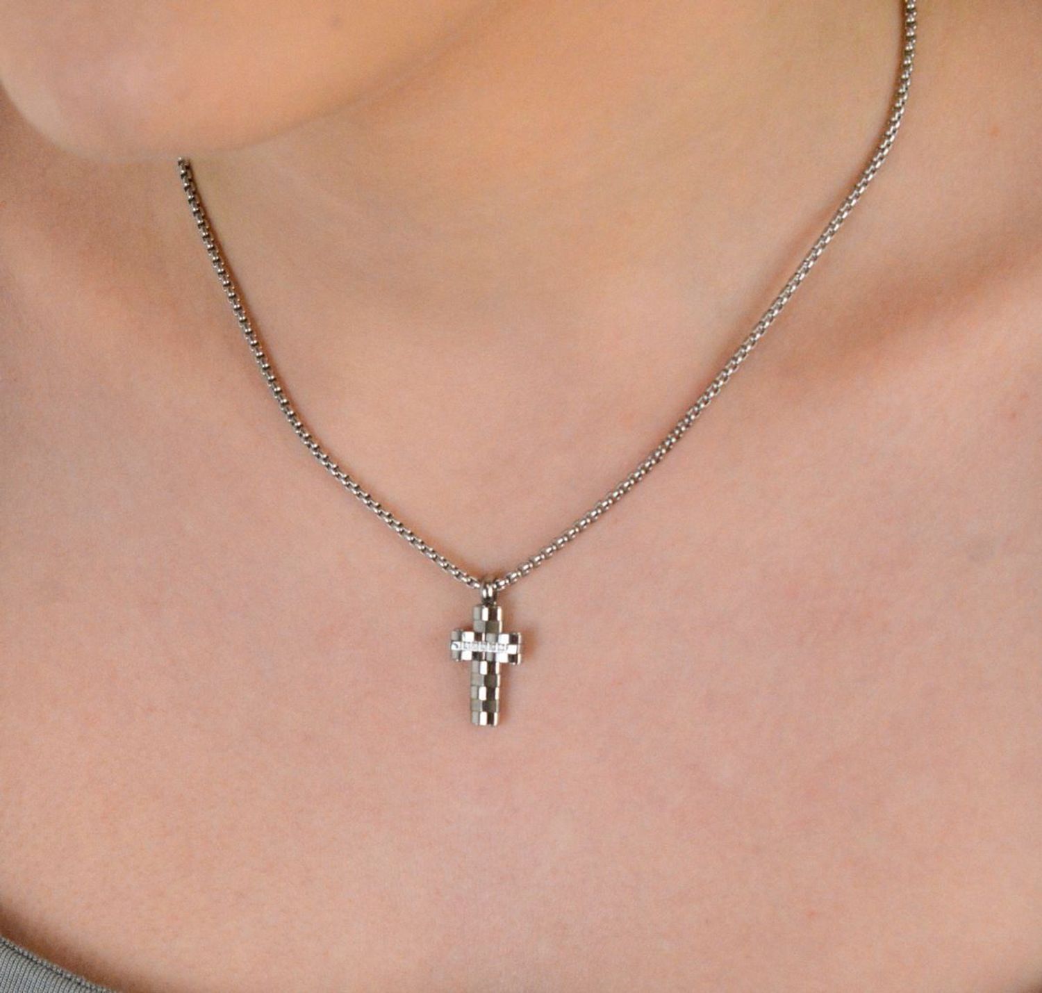 Naszyjnik stalowy męski Nomination Italy Strong Krzyż Srebrny Białe Diamenty 028304 008.jpg